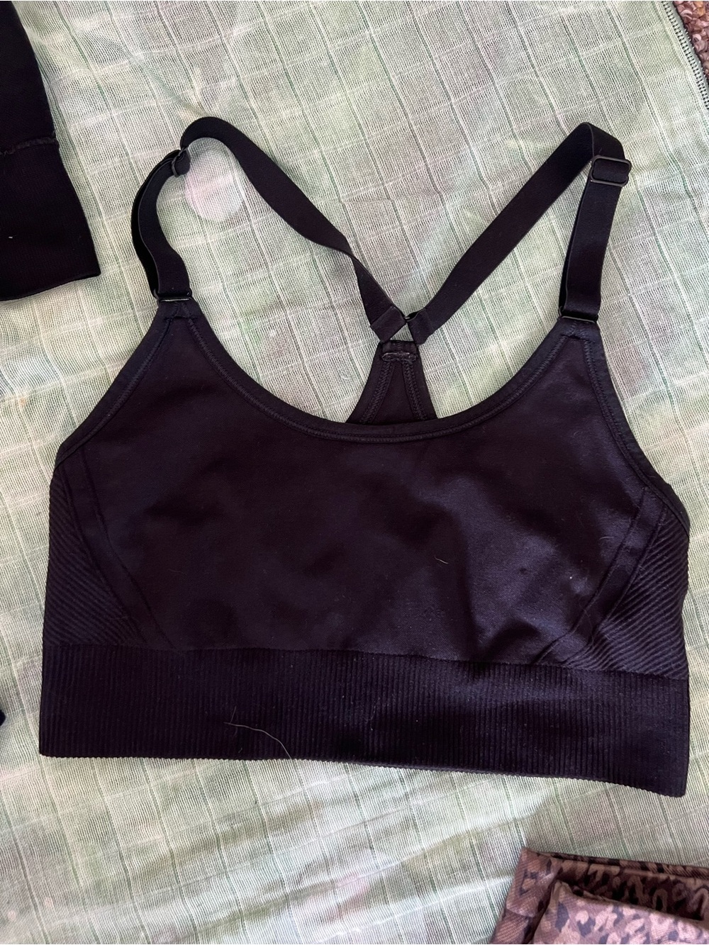 One Shoulder Sports Bra L & Cheetah Leopard SPANX L + 2 BONUS SPORTS BRAS M - Picture 3 of 7
